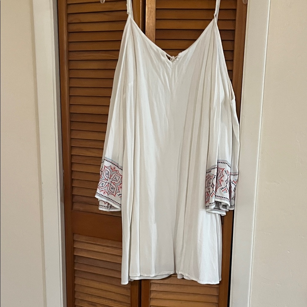 Ava & Viv White Cold-Shoulder Tunic with Embroidered Sleeves